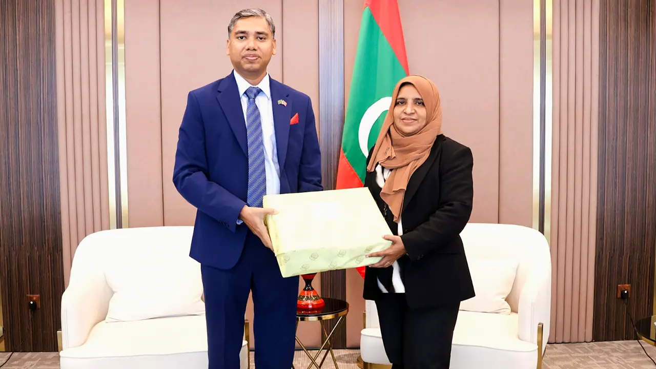 মালদ্বীপের রাষ্ট্রপতিকে প্রধান উপদেষ্টার আম উপহার